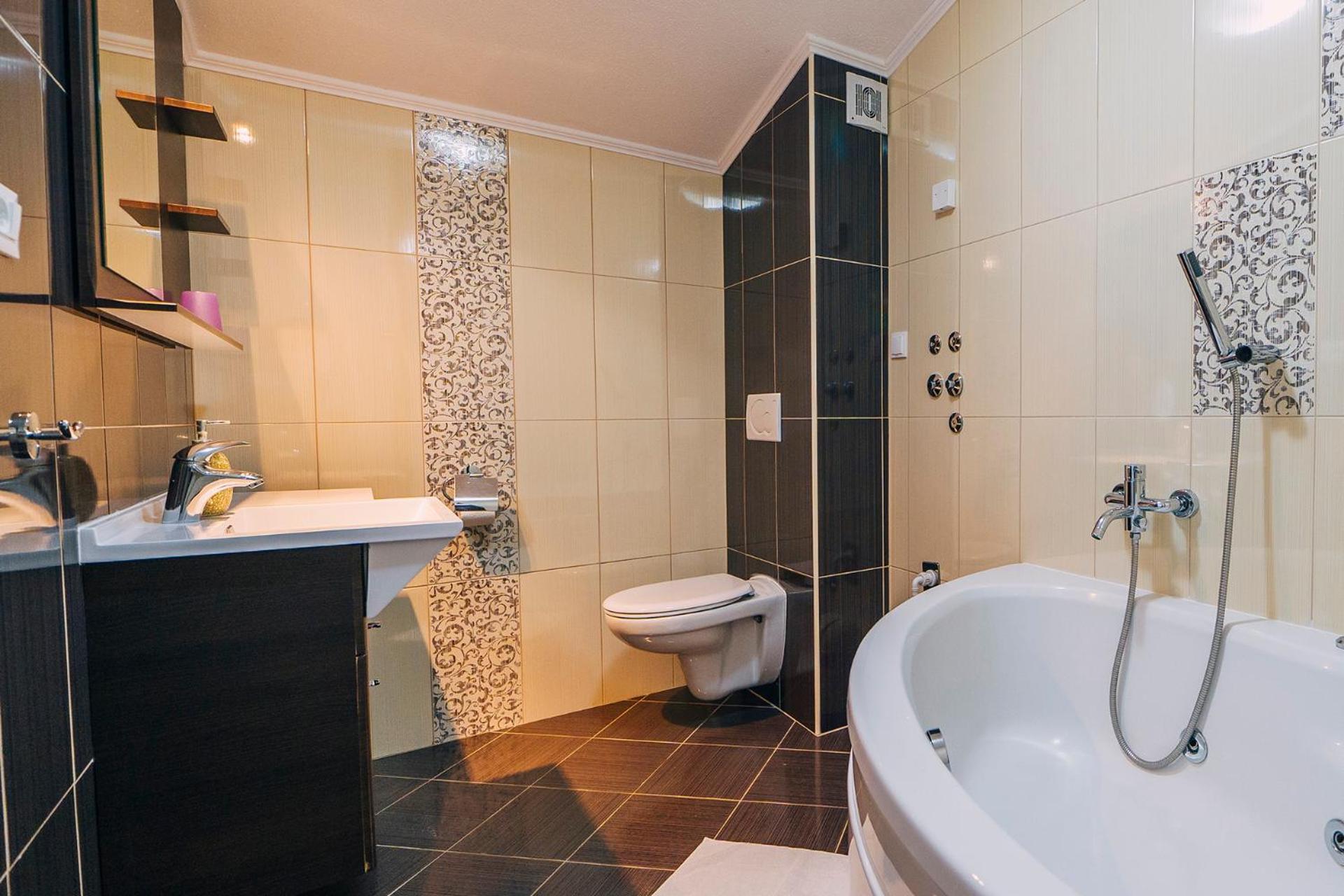 Center With Free Private Parking Apartment